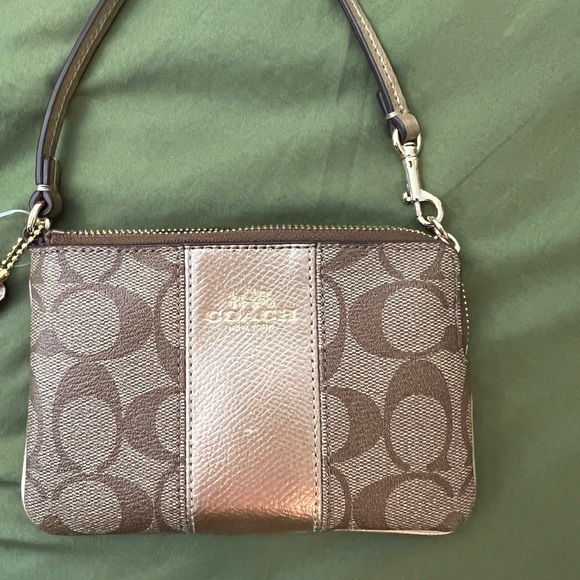 NWT Classic Coach Wristlet - Picture 2 of 6